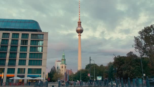 ベルリン、ドイツ - 10月 2018: ベルリンの路上で道路交通.中央にランドマークのテレビ塔。スローモーション — ストック動画