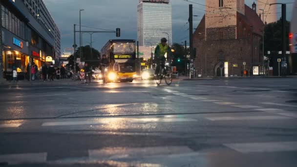 BERLÍN, ALEMANIA - Octubre de 2018: Ciclistas y coches, autobuses bajan por la calle principal en la intersección. Buenas noches, crepúsculo, cámara lenta. Desenfocar — Vídeo de stock
