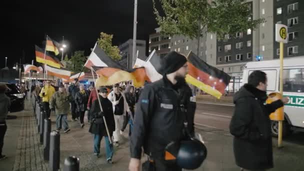 BERLÍN, ALEMANIA - Octubre de 2018: La manifestación con las banderas de la República Alemana y los neonazis del Tercer Reich en el centro de Berlín. El manifestante muestra una señal victoriosa con su mano — Vídeos de Stock