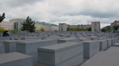 Berlin, Almanya - Ekim 2018: Almanya'nın başkenti Berlin'in merkezinde öldürülen Avrupa Yahudilerini Anma Töreni' nin Yavaş Hareket Panoraması. Televizyon kulesinin arka planında