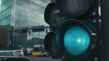 Yavaş Hareket Almanya'nın başkenti Berlin'in merkezindeki Kavşak'ta tipik bir trafik ışığı. Trafik ışığının yeşil ışığı yanıyor. Arka planda tanınmayan otobüs ve arabalar