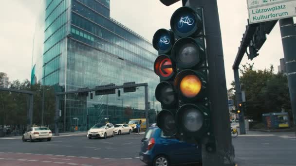 BERLINO, GERMANIA - 02 OTTOBRE 2018. Slow Motion Un tipico semaforo al crocevia nel centro della capitale tedesca, Berlino. I taxi partono all'incrocio per il segnale abilitante — Video Stock