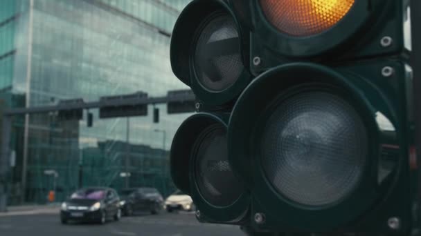 Yavaş Hareket Almanya'nın başkenti Berlin'in merkezindeki Kavşak'ta tipik bir trafik ışığı. Sarı ve kırmızı ışıklar yanar. Arka planda tanınmayan otobüs ve arabalar sürüyor — Stok video