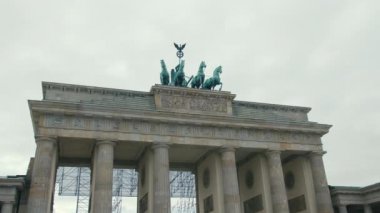 Brandenburg Kapısı restorasyonunun Yavaş Çekim yakın çekimi. Almanya'nın başkenti Berlin'de. Hitler'in Üçüncü Reich ve Nazizm kavramı