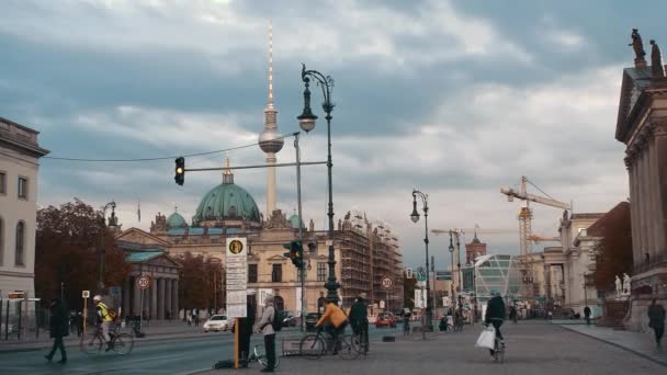 BERLÍN, ALEMANIA - Octubre de 2018: Slow Motion, Ciclistas en la calle Capital al atardecer. Al fondo se encuentra la Torre de TV de Berlín y la Catedral. El concepto de un estilo de vida saludable y ambiental — Vídeo de stock