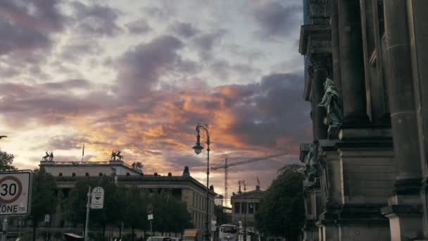 Ungewöhnliche Reihenfolge mit einer Vielzahl von Farben und Wolken im Herbst in der Nähe des Berliner Doms. Zeitlupe fliegt eine Luftlinie in den Rahmen und unerkannte Autos und Verkehrsschilder. — Stockvideo