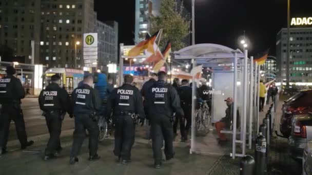 БЕРЛИН, ГЕРМАНИЯ - Октябрь 2018: Полиция охраняет порядок на улицах. Демонстрация с флагами Германской республики и неонацистов Третьего рейха в центре Берлина. Slow Motion — стоковое видео