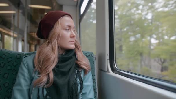 Una ragazza con gli occhi azzurri cavalca su una metropolitana o su un tram. E 'sconvolta e tesa. Rallentatore — Video Stock