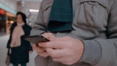 Alyanslı tanınmayan adam akıllı telefon kullanır. Yavaş Çekim Yakın çekim