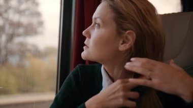 Beyaz bir kız lüks bir şehirlerarası tren vagonuna biniyor. Saçını tarar. Seyahat ederken kişisel bakım kavramı