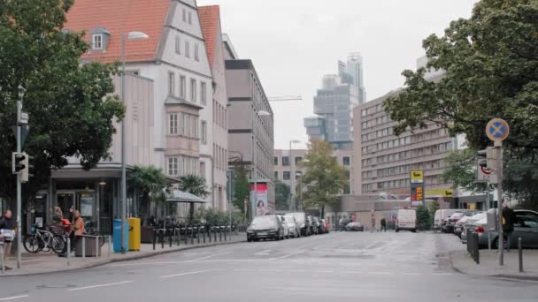 ГАНОВЕР, ГЕРМАНИЯ - октябрь 2018 года: Пустая улица без машин. Только пешеходы ходят. Концепция выходных. На заднем плане современное здание. Slow Motion — стоковое видео