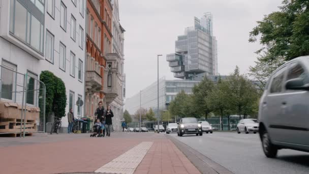 HANOVER, GERMANIA - Ottobre 2018: Traffico cittadino su una strada trafficata. Un autobus passa davanti alla telecamera. Sullo sfondo è un moderno edificio architettonico grattacielo. Rallentatore — Video Stock