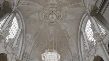 Hannover, Almanya - Ekim 2018: Belediye binası. Merkezinde büyük bir avize, tuğla beyaz duvarlar. Belediye binasına ücretsiz erişim kavramı. Yavaş Çekim