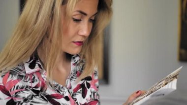 Güzel Kafkas kadın turist müzede tanınmayan bir kitapçık düşünüyor. Yavaş Çekim