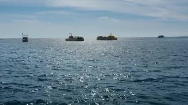 Denizde seyrüsefer gemileri. Zevk teknelerin arka plan karşı, açık denizde iki özdeş sarı turist bathyscaph teknelerin hareketi. Yavaş Çekim