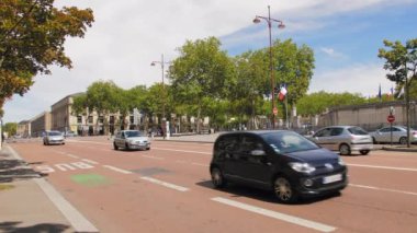 Versailles, Paris, Fransa- Ağustos 2018: şehrin merkezi caddelerinden biri. Yolda, araba sür. Yayalar yolun karşısına geçiyor. Yavaş Çekim
