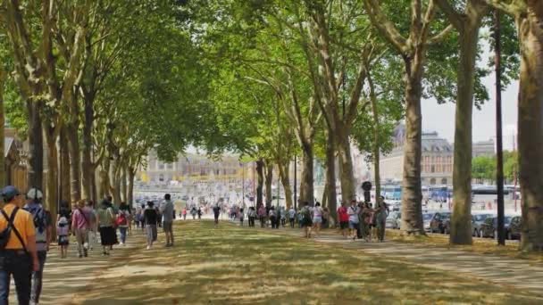 Versalles, París, FRANCIA Agosto de 2018: Amplio parque bulevar cerca del palacio-museo. Una multitud de turistas multirraciales caminan por el bulevar. Moción lenta — Vídeo de stock