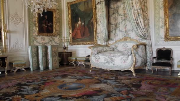 Versailles, Paris, Frankrike-augusti 2018: lyxig insida av det kungliga slottet. Medeltida boudoir och imeratritsy, stora sällsynta målningar och fresker. Soffa och toalettbord. Slow motion — Stockvideo