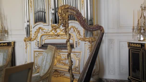 Versailles, Parijs, Frankrijk-augustus 2018: Panorama verticaal. Luxueus interieur van het Koninklijk Paleis. Muziekinstrumenten, orgel, harp. Middeleeuwse kroonluchter, enorme zeldzame schilderijen en fresco's. Slow Motion — Stockvideo