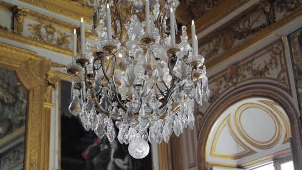 Versailles, Parigi, FRANCIA - Agosto 2018: Lussuoso interno del palazzo reale. Lampadario medievale, enormi dipinti rari e affreschi sullo sfondo. Pareti dorate dipinte. Rallentatore — Video Stock