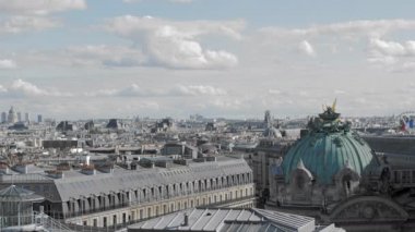 havadan Paris'in merkezinde tipik çeyrek. La Fayette Paris galerisinin gözlem güvertesinden yükseklikten bakın. Fransız başkentinin çatıları gridir. Yavaş Çekim
