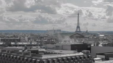 Havadan ateş. Yukarıdan Paris. kirlilik ekolojisi ve çevre kavramı. Duman ve Fransa'nın başkenti Çatılar gri. Uzaktan Eyfel Kulesi'ni görebilirsiniz. Yavaş Çekim
