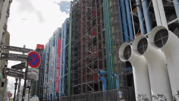 Paryż, Francja-sierpień 2018: rury na elewacji Centre Georges Pompidou — Wideo stockowe