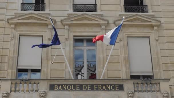 Vlajka Francie a Evropské unie se vlní ve větru na vlajce. Sídlí ve francouzské národní bance. Zpomaleně — Stock video