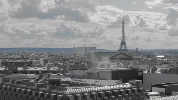 Antenn skott. Paris från ovan. begreppet förorening ekologi och miljö. Rök och tak av huvudstaden i Frankrike i grått. I fjärran kan du se Eiffeltornet. Slow motion — Stockvideo