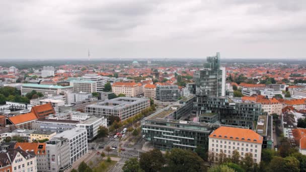 Hannover, Almanya kuş bakışı bir manzara. Modern ve antik mimarinin birleşimi. Eski şehrin arka planında modern bir ev. Yolun içinde, arabalar. Yavaş Çekim — Stok video