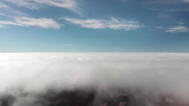 Lovitură aeriană. Frumos zbor deasupra norilor peste valea vulcanică. În cadrul șoselelor montane, șerpentinele sunt conduse de mașini. Tenerife, Insulele Canare, Spania — Videoclip de stoc