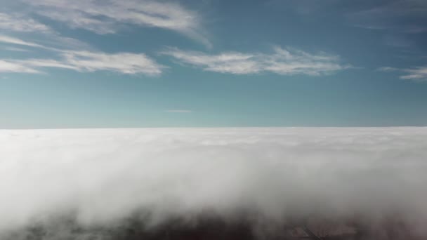 Luftaufnahme. schöner Flug über den Wolken über dem vulkanischen Tal. im Rahmen der Bergstraße werden Serpentinen von Autos befahren. Teneriffa, Kanarische Inseln, Spanien. Konzept des Traums — Stockvideo