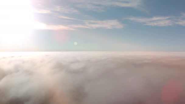 Letecká střela. Letí na slunečný, jasný den nad objemovou strukturou bouřlivé mraky. Tenerife, Kanárské ostrovy, Španělsko. Koncepce snů. — Stock video