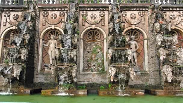 Hanovre, Allemagne. Belle fontaine en cascade insolite. L'eau verse les planchers dans des bols en pierre. Il y a des statues autour. Mouvement lent — Video