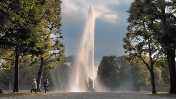 Hannover, Germania. Un enorme, alto getto di fontana d'acqua che fuoriesce da una ciotola appoggiata a terra. Sullo sfondo di alberi verdi nel parco. Il concetto di trattamento delle malattie urologiche e — Video Stock