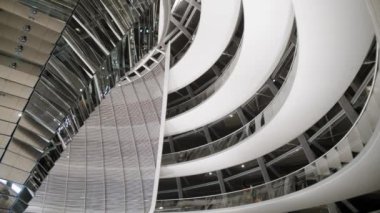 Berlin, Almanya - Ekim 2018: Bundestag'ın kubbesinin içinde. Geceleyin. Yavaş Çekim