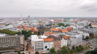 Hannover, Almanya kuşlar göz görünümü. Birçok ağaç ve yeşil boşluk. Şehir Merkezi, Konut binaları ve yol. Kırmızı çatılı tipik Avrupa şehri. Yavaş hareket