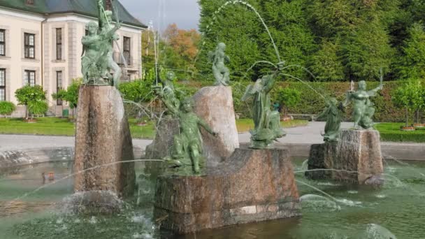 Fontein met groene barokke standbeelden. Stralen van waterstromen. Slow Motion close-up — Stockvideo