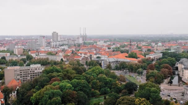 Hannover, Alemania una vista de pájaro. Muchos árboles y espacios verdes. Edificios residenciales y la carretera. Típica ciudad europea con techos rojos. Fuera de la central eléctrica. Moción lenta — Vídeo de stock