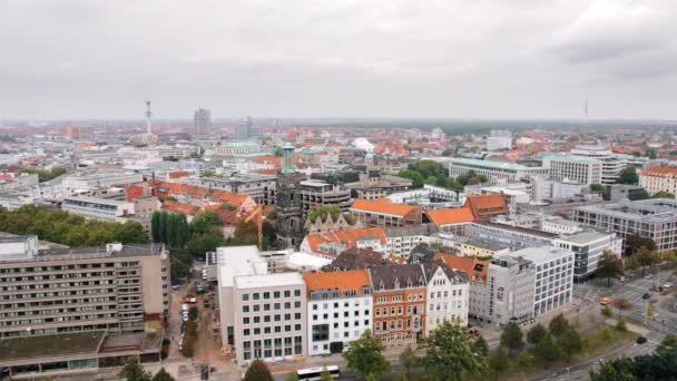 Hannover, Alemanha uma visão panorâmica. Muitas árvores e espaços verdes. Centro da cidade, edifícios residenciais e da estrada. Cidade europeia típica com telhados vermelhos. Movimento lento — Vídeo de Stock