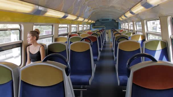 Een mooie Kaukasische vrouwelijke toerist alleen ritten in een lege cabine metro trein en kijkt uit het raam. Het concept van eenzaamheid. Slow Motion — Stockvideo