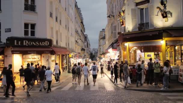 Montmartre, Paryż, Francja-sierpień 2018: gabloty sklepów i kawiarni. Turyści robienia zdjęć i chodzenia wieczorem ulice stolicy. Zwolnionym — Wideo stockowe