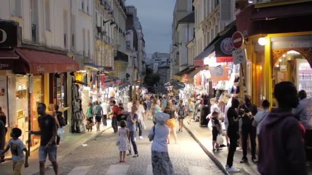Montmartre, PARÍS, FRANCIA Agosto 2018: Escaparates de tiendas y cafeterías. Turistas tomando fotos y paseando por las calles nocturnas de la capital. Moción lenta — Vídeos de Stock