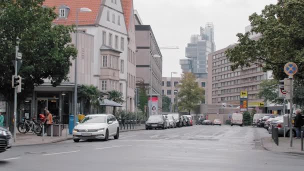 Hanover, Tyskland-oktober 2018: gatan och annan trafikerar i staden. Mot bakgrund av den moderna höghus byggnad av konstiga bisarra former. Slow motion — Stockvideo