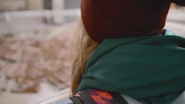 Eine junge Touristin mit einem Rucksack auf den Schultern betrachtet eine Miniaturinstallation der Stadt mit Häusern und Straßen. Zeitlupe, Nahaufnahme — Stockvideo