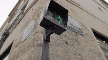Paris, Fransa - Ağustos 2018: İki caddenin kesiştiği yerde yaya trafik ışıkları. Evlerin çerçeve tabelalarında, sokak tabelalarında. Yavaş Çekim
