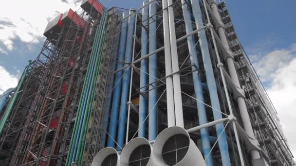 Paris, Fransa - Ağustos 2018: Modern bir binanın dekoru gibi dev su boruları. Çağdaş Sanat için Centre Pompidou'nun dış cephesi. Yavaş Çekim — Stok video