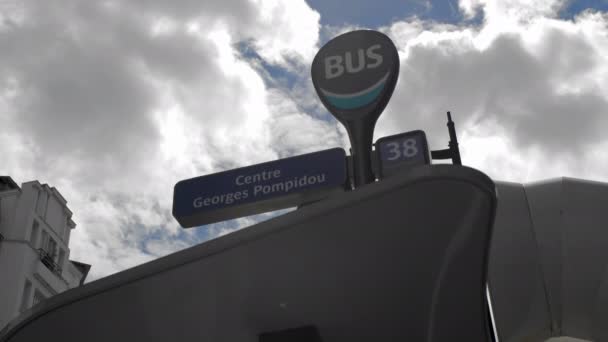 Paris, france- august 2018: schild an der bushaltestelle center georges pompidou. Zeitlupe — Stockvideo