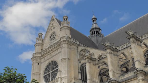 PARÍS, FRANCIA Agosto 2018: Basílica con campanario contra el cielo azul en el centro de la capital. Moción lenta — Vídeos de Stock