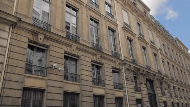 PARÍS, FRANCIA Agosto 2018: Cámaras de seguridad en un típico edificio del gobierno en París. Panorama, cámara lenta — Vídeos de Stock